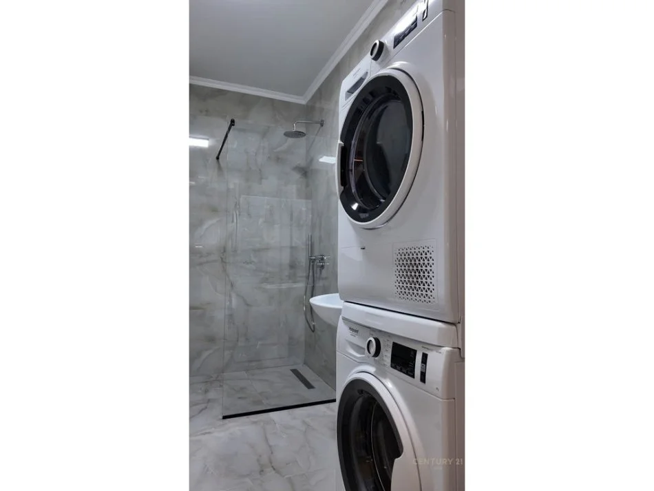 Tirane, jepet me qera apartament 2+1+Ballkon Kati 3, 105 m² 1.100 € (Pazari i Ri)