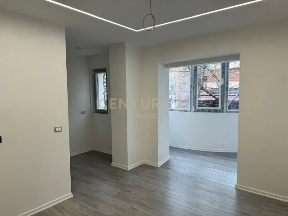 Tirane, jepet me qera ambjent biznesi Kati 1, 53 m² 600 € (RRUGA BARDHYL)