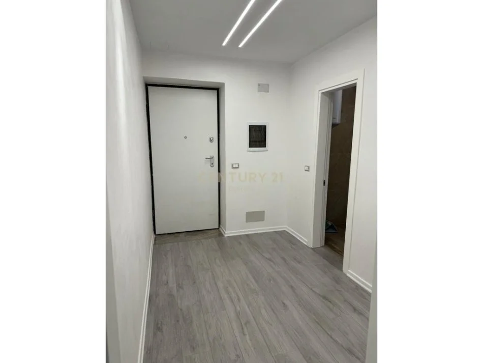 Tirane, jepet me qera ambjent biznesi Kati 1, 53 m² 600 € (RRUGA BARDHYL)
