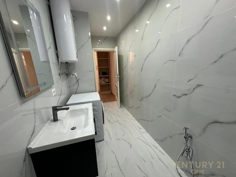 Tirane, jepet me qera apartament 1+1+Ballkon Kati 3, 82 m² 700 € (qender)