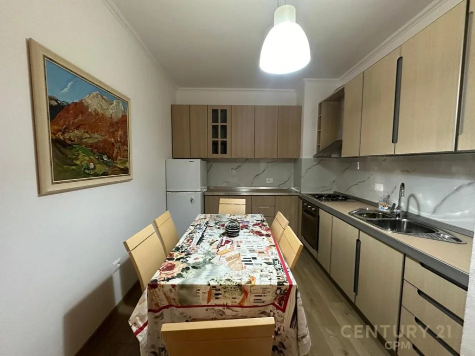 Tirane, jepet me qera apartament 1+1+Ballkon Kati 3, 82 m² 700 € (qender)