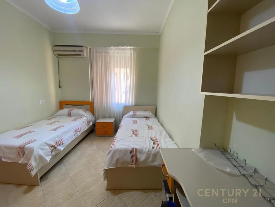 Tirane, jap me qera apartament 2+1+2+POST PARKIMI , 110 m² 750 € (Komuna e Parisit)
