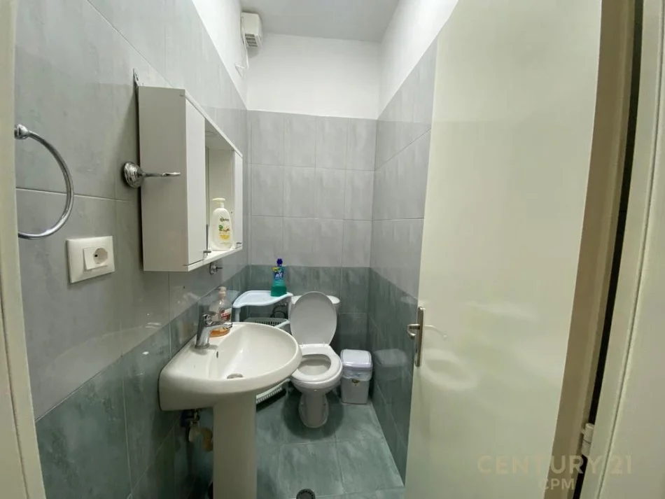 Tirane, jap me qera apartament 2+1+2+POST PARKIMI , 110 m² 750 € (Komuna e Parisit)