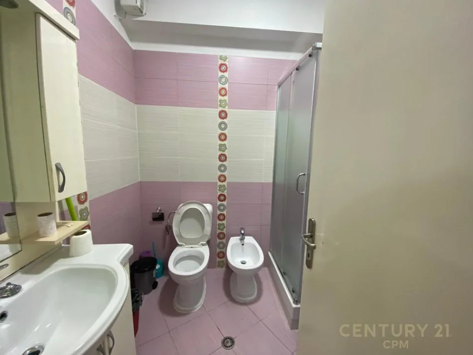 Tirane, jap me qera apartament 2+1+2+POST PARKIMI , 110 m² 750 € (Komuna e Parisit)