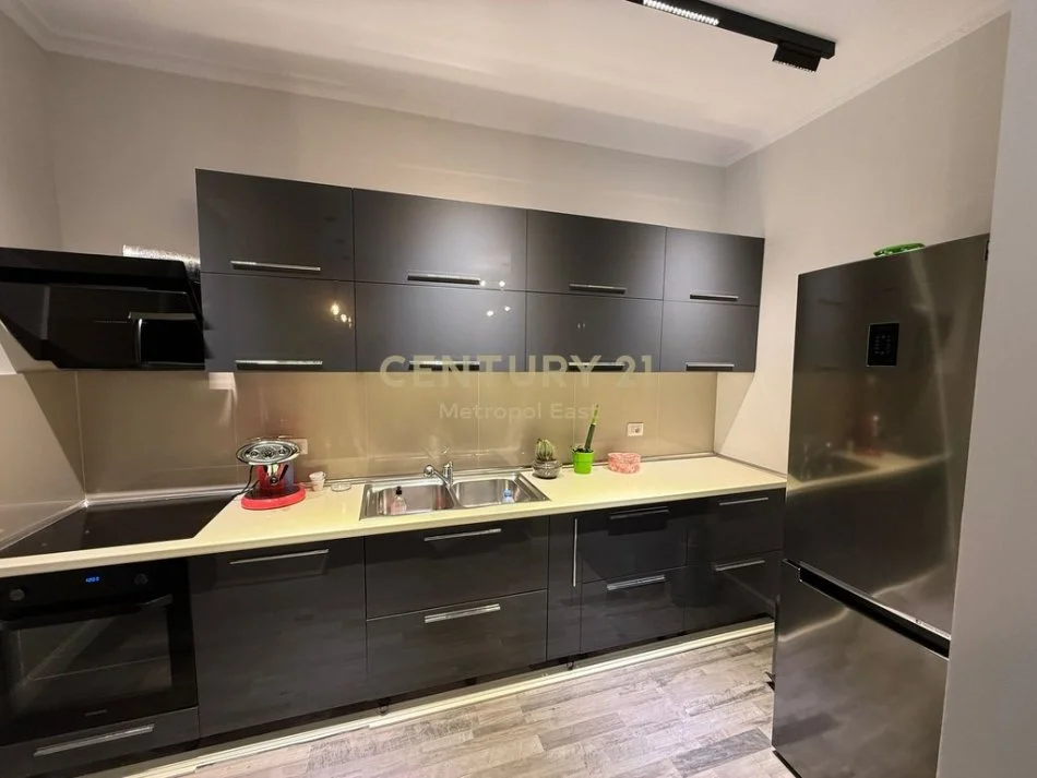 Tirane, jap me qera apartament 2+1+2+POST PARKIMI , 102 m² 800 € (Liqeni i Thatë)