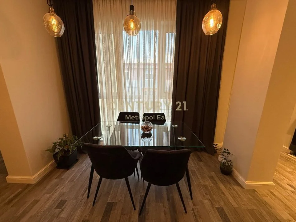 Tirane, jap me qera apartament 2+1+2+POST PARKIMI , 102 m² 800 € (Liqeni i Thatë)