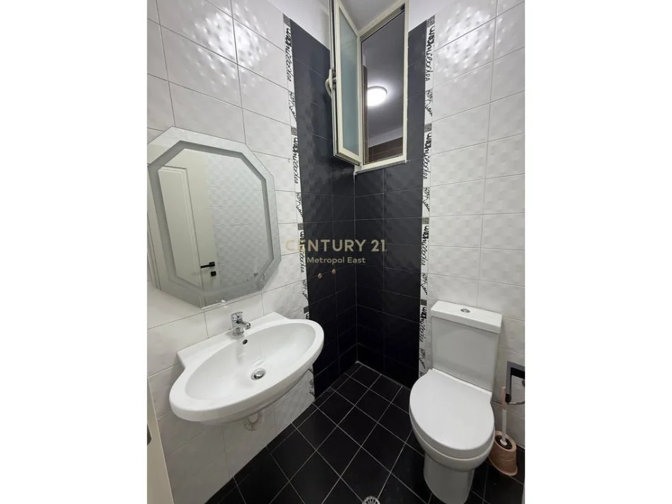 Tirane, jap me qera apartament 2+1+2+POST PARKIMI , 102 m² 800 € (Liqeni i Thatë)