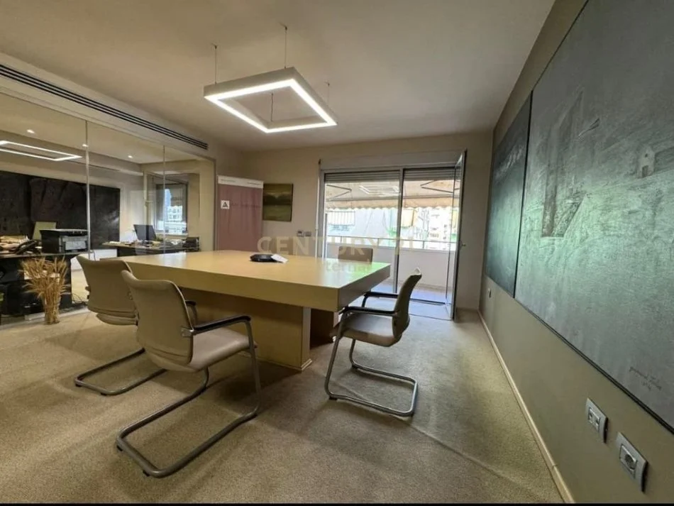 Tirane, jap me qera ambjent biznesi , 263 m² 2.500 € (Ish Blloku)