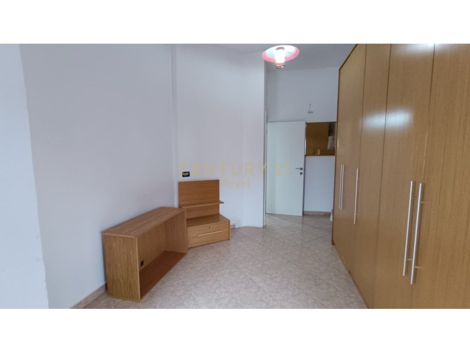 jepet me qera apartament 1+1 Kati 5, 58 m² 430 € (21 Dhjetori Tirane)