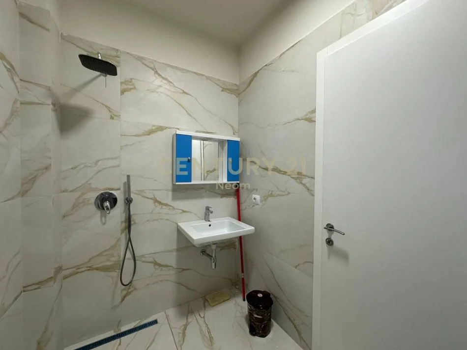 Tirane, jepet me qera apartament 1+1+Ballkon Kati 8, 75 m² 650 € (Gjimnazi Partizani)