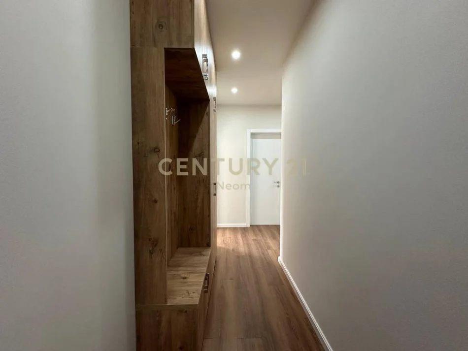 Tirane, jepet me qera apartament 1+1+Ballkon Kati 8, 75 m² 650 € (Gjimnazi Partizani)