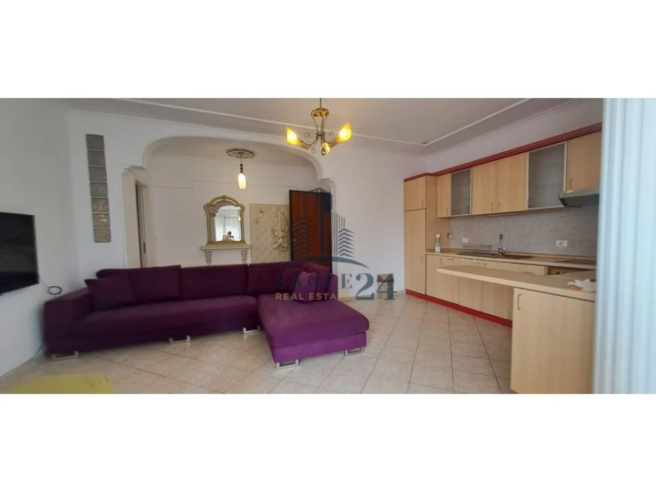 Tirane, jepet me qera apartament 2+1 , 95 m² 650 € (Rruga e Kavajes,prane Kishes Katolike)