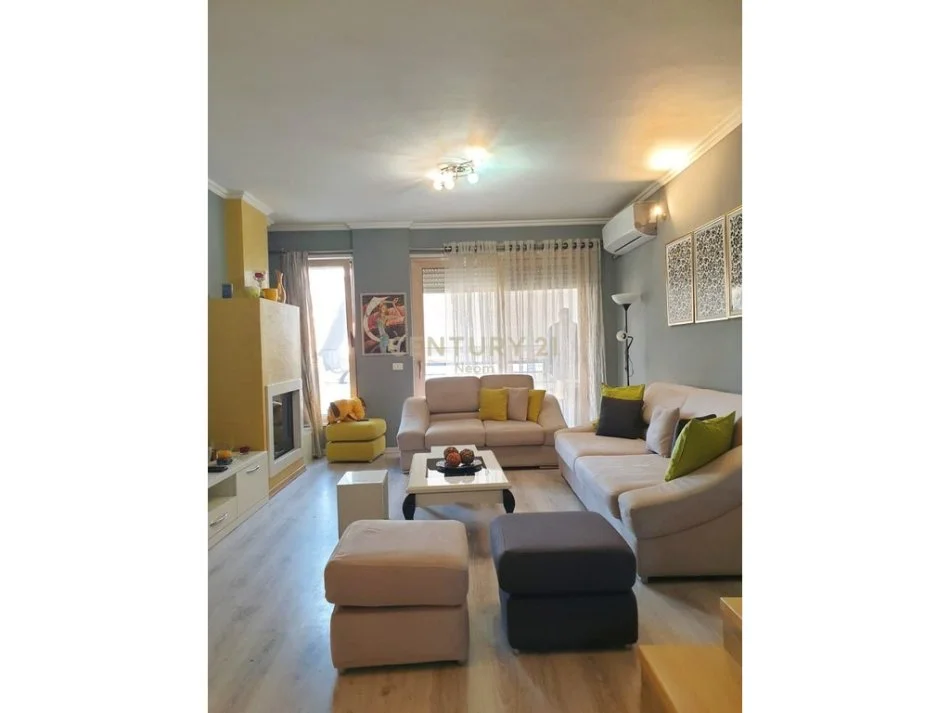 Tirane, jepet me qera apartament duplex 2+1+Ballkon Kati 2, 100 m² 550 € (Neom115963)