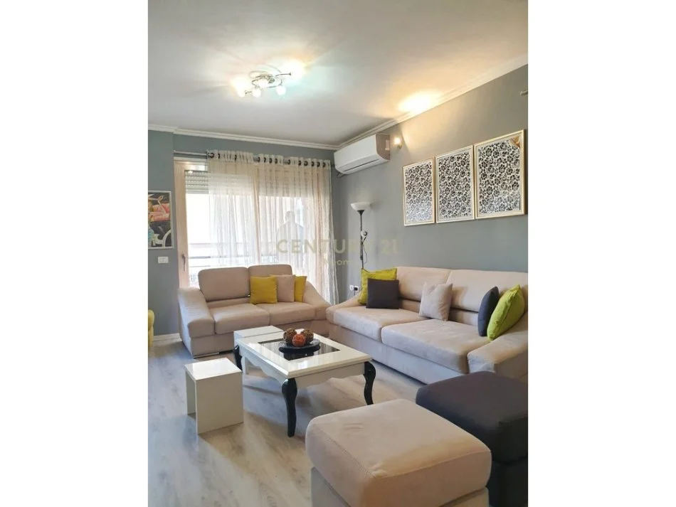 Tirane, jepet me qera apartament duplex 2+1+Ballkon Kati 2, 100 m² 550 € (Neom115963)