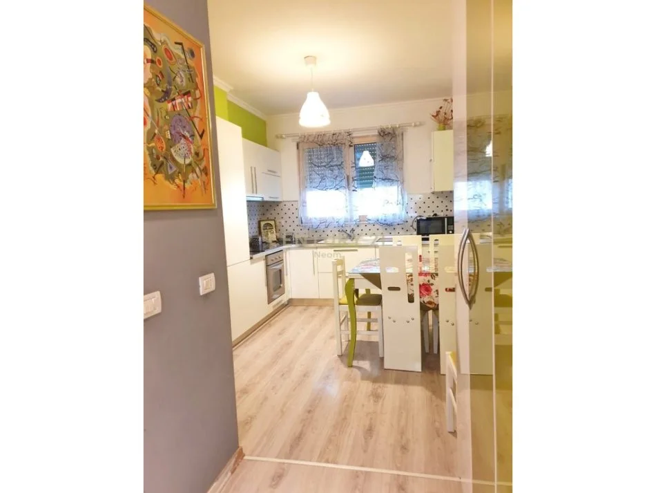 Tirane, jepet me qera apartament 3+1+Aneks+Ballkon Kati 2, 100 m² 550 € (Neom115963)