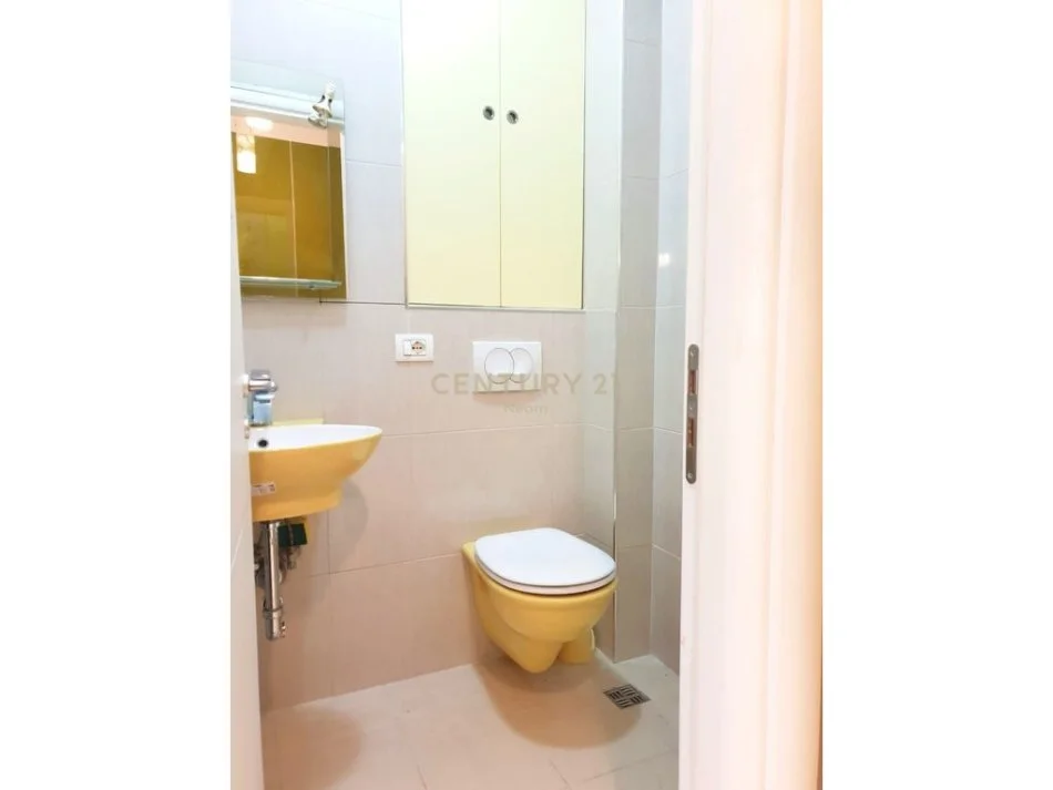 Tirane, jepet me qera apartament duplex 2+1+Ballkon Kati 2, 100 m² 550 € (Neom115963)