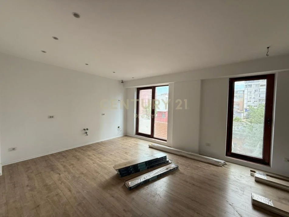 Tirane, jap me qera zyre+POST PARKIMI , 124 m² 2.200 € (Rruga e Kavajës)
