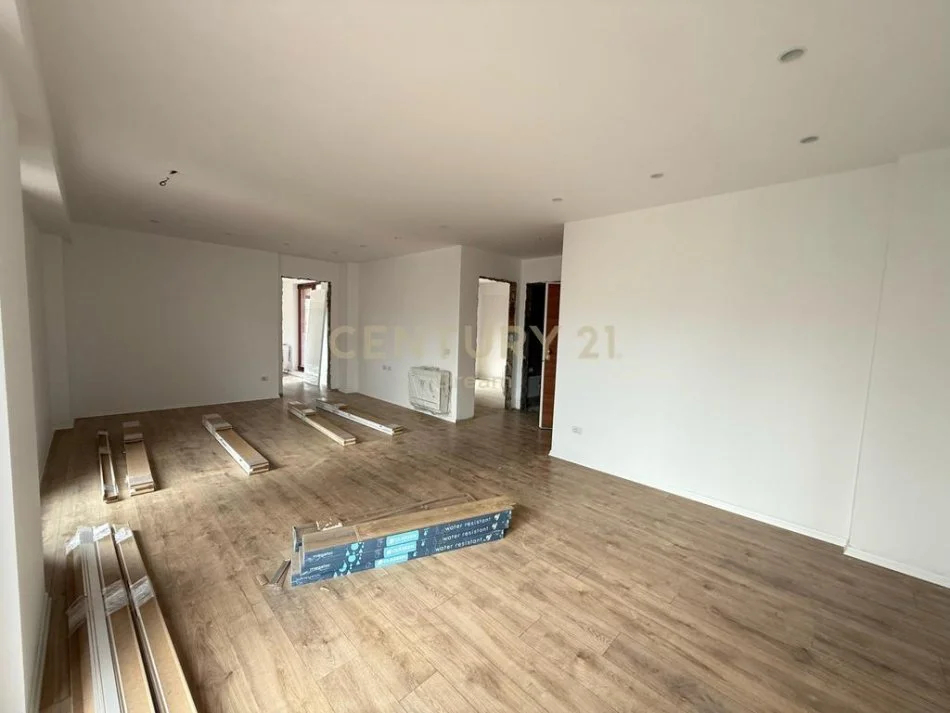 Tirane, jap me qera zyre+POST PARKIMI , 124 m² 2.200 € (Rruga e Kavajës)