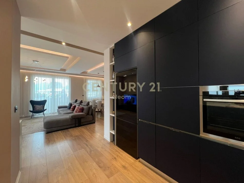 Tirane, jepet me qera apartament 1+1 Kati 5, 154 m² 1.200 € (Rr.Llazar Pulluqi)