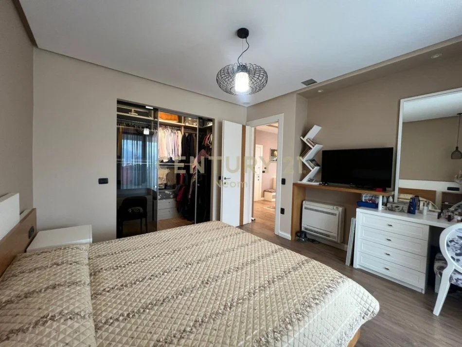 Tirane, jap me qera apartament (PENTHOUSE) 1+1+POST PARKIMI+VERANDE , 154 m² 1.400 € (Liqeni i Tiranës)