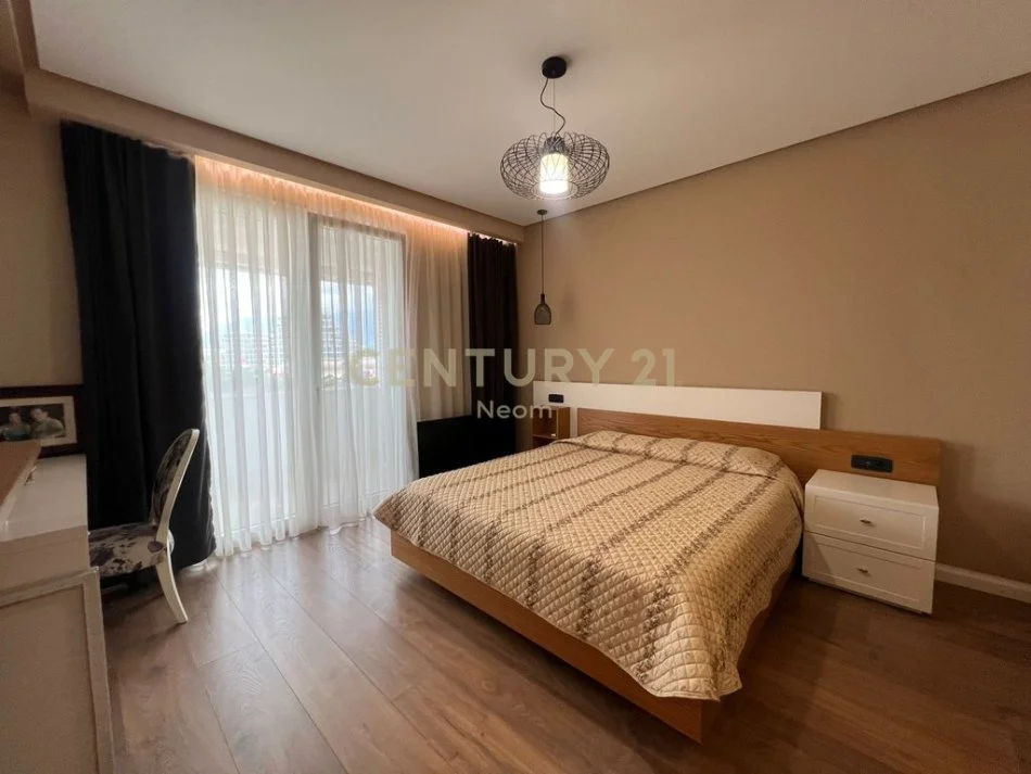 Tirane, jap me qera apartament (PENTHOUSE) 1+1+POST PARKIMI+VERANDE , 154 m² 1.400 € (Liqeni i Tiranës)