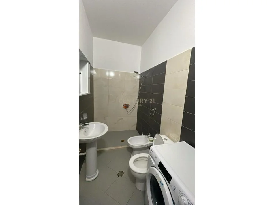 Durres Plazh, jepet me qera apartament 1+1 Kati 10, 50 m² 300 € (Plazh Iliria)
