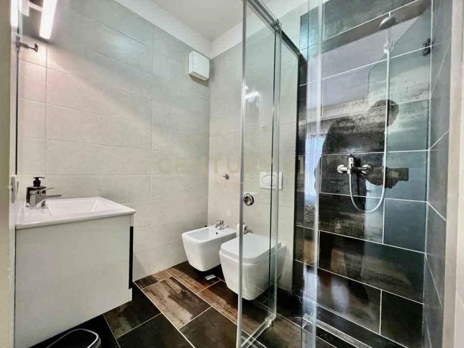 Tirane, jap me qera apartament 2+1+Ballkon , 120 m² 1.400 € (Kompleksi Delijorgji)