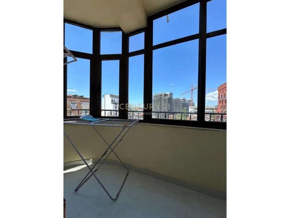 Tirane, jepet me qera apartament 2+1+Ballkon Kati 5, 97 m² 750 € (21 Dhjetori ne Rrugen Frosina Plaku)