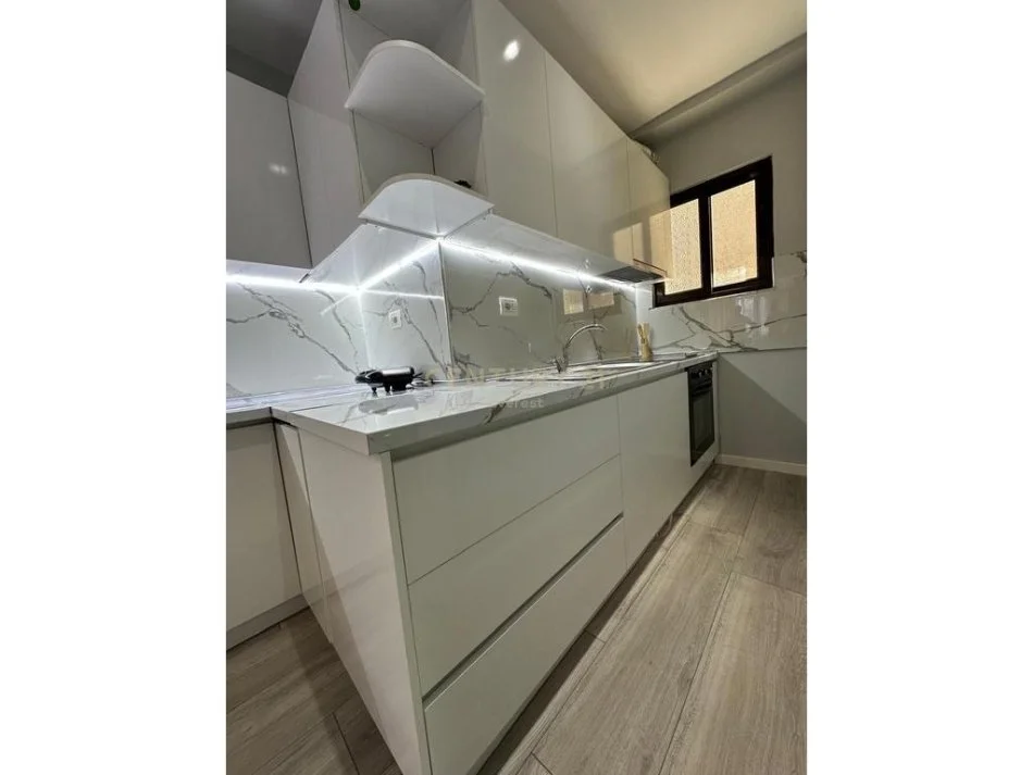 Tirane, jepet me qera apartament 2+1+Ballkon Kati 5, 97 m² 750 € (21 Dhjetori ne Rrugen Frosina Plaku)