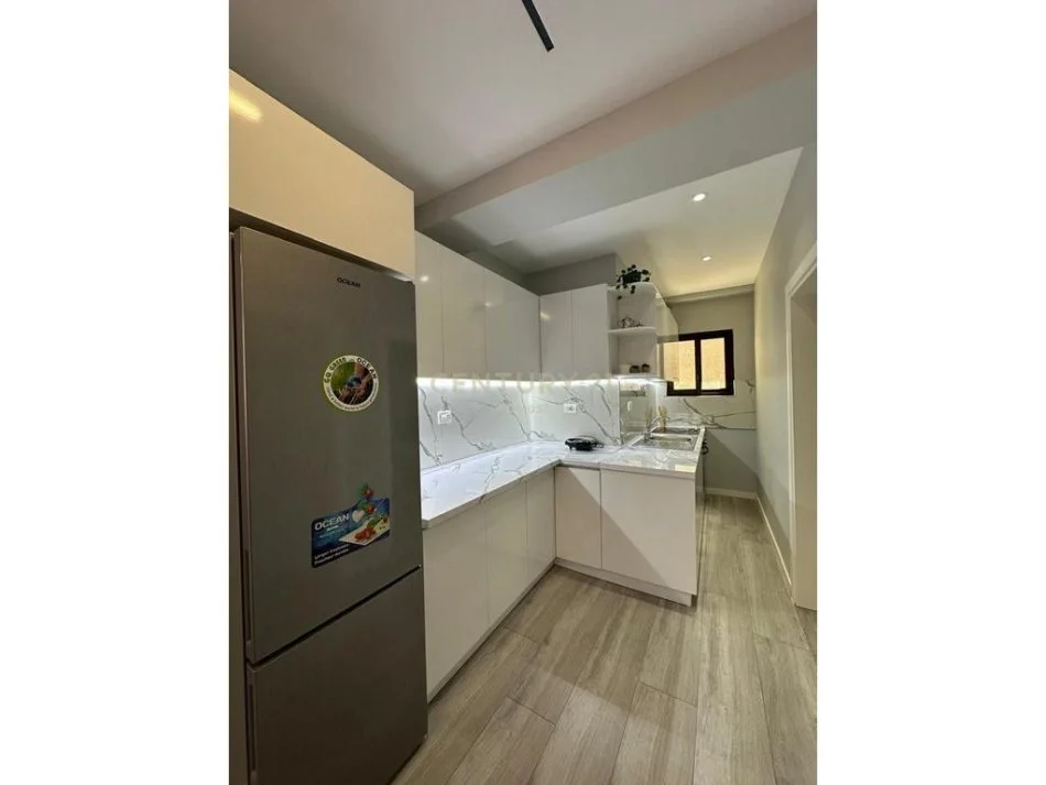 Tirane, jepet me qera apartament 2+1+Ballkon Kati 5, 97 m² 750 € (21 Dhjetori ne Rrugen Frosina Plaku)