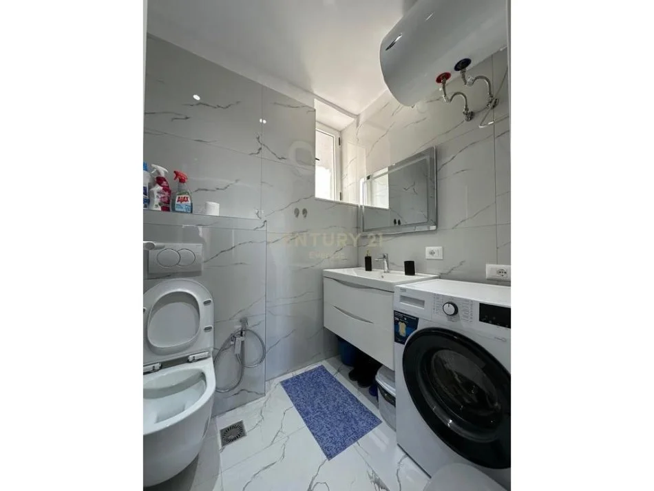 Tirane, jepet me qera apartament 2+1+Ballkon Kati 5, 97 m² 750 € (21 Dhjetori ne Rrugen Frosina Plaku)