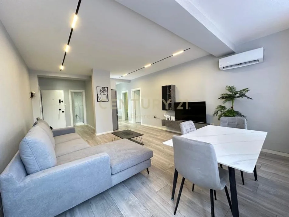 Tirane, jepet me qera apartament 2+1+Ballkon Kati 5, 97 m² 750 € (21 Dhjetori ne Rrugen Frosina Plaku)