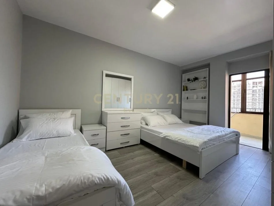 Tirane, jepet me qera apartament 2+1+Ballkon Kati 5, 97 m² 750 € (21 Dhjetori ne Rrugen Frosina Plaku)
