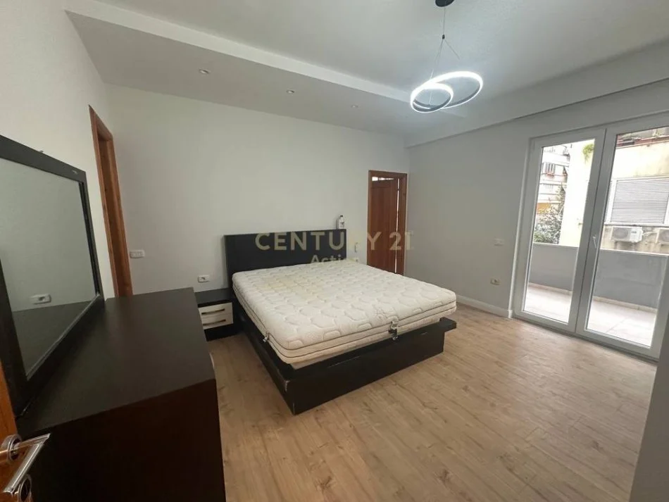 Tirane, jap me qera apartament 2+1 , 80 m² 800 € (Kopshti Botanik Zoologjik)