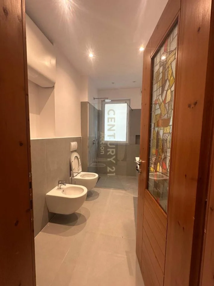 Tirane, jap me qera apartament 2+1 , 80 m² 800 € (Kopshti Botanik Zoologjik)