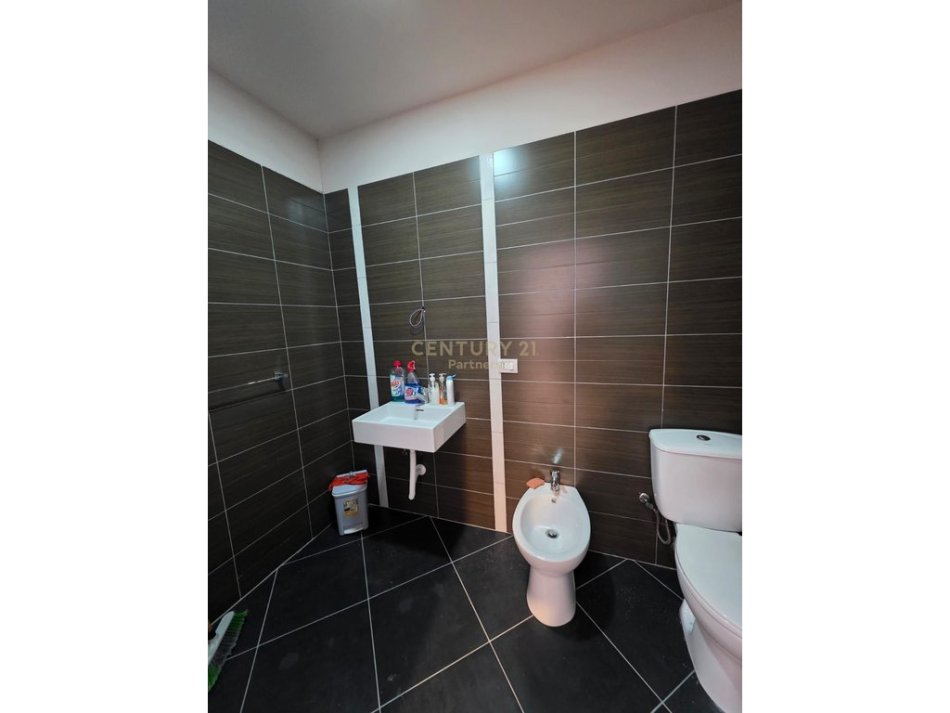 Tirane, jepet me qera apartament 1+1 Kati 1, 55 m² 350 € (Rr. Teodor Keko)
