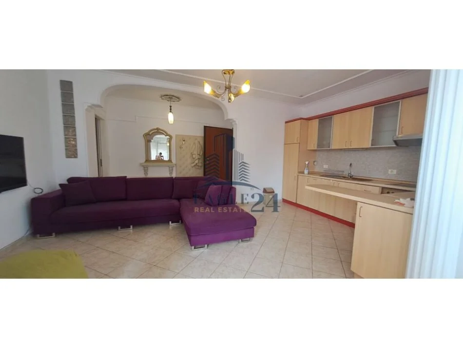 Tirane, jepet me qera apartament 2+1 , 95 m² 650 € (Rruga e Kavajes,prane Kishes Katolike)