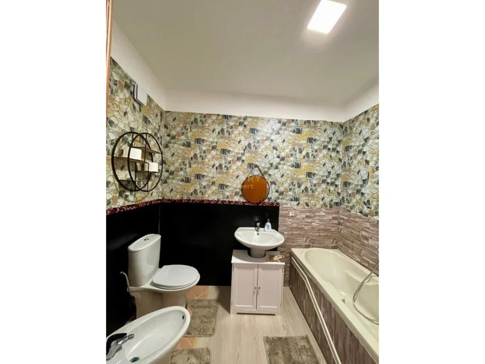 Tirane, jepet me qera apartament 2+1+Ballkon Kati 8, 104 m² 700 € (expert116052)