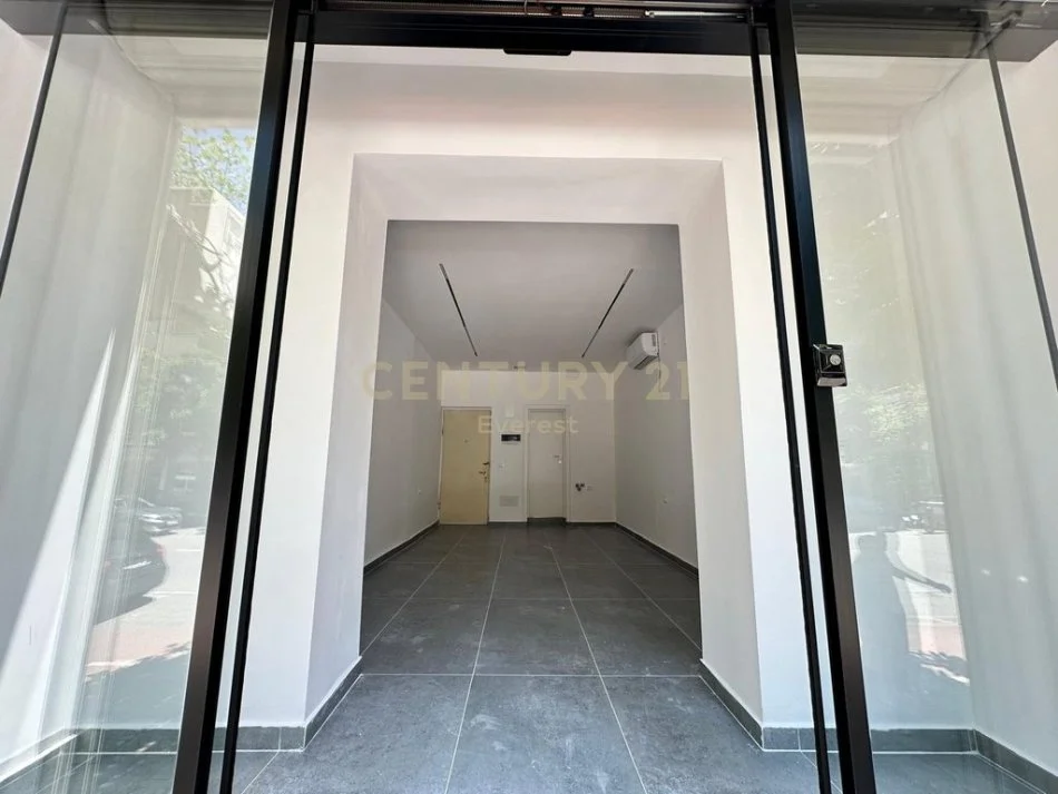 Tirane, jepet me qera dyqan Kati 0, 48 m² 1.100 € (RRUGA E BARRIKADAVE)