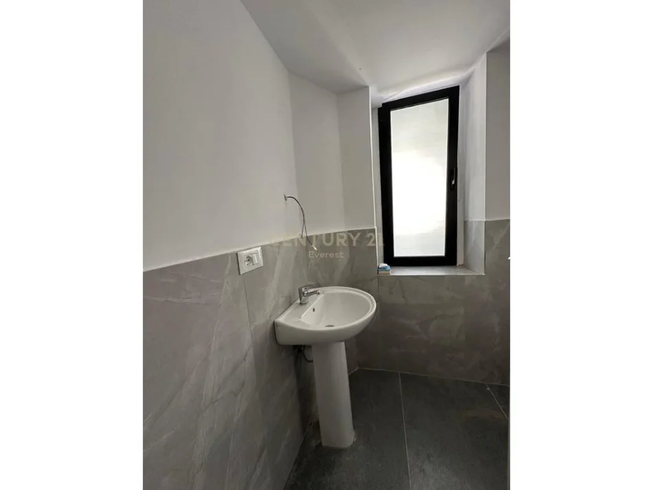 Tirane, jepet me qera dyqan , 48 m² 1.100 € (RRUGA E BARRIKADAVE)