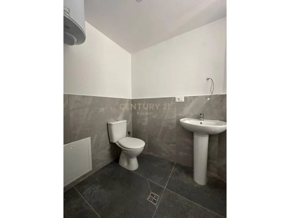 Tirane, jepet me qera dyqan , 48 m² 1.100 € (RRUGA E BARRIKADAVE)