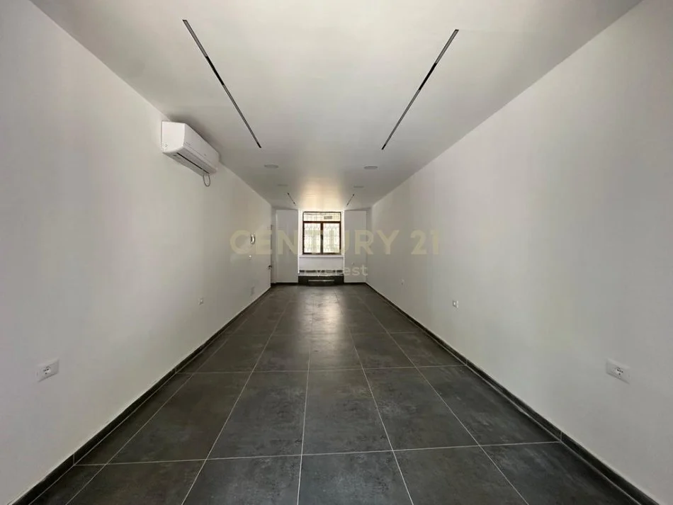 Tirane, jepet me qera dyqan , 48 m² 1.100 € (RRUGA E BARRIKADAVE)