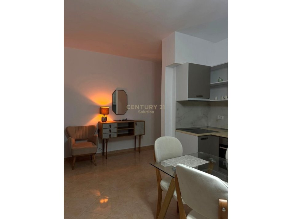 Vlore, jepet me qera apartament 2+1 Kati 10, 98 m² 480 € (Transballkanike)