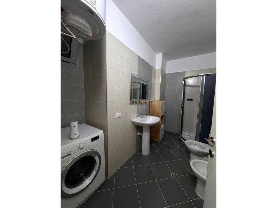 Vlore, jepet me qera apartament 2+1 Kati 10, 98 m² 480 € (Transballkanike)