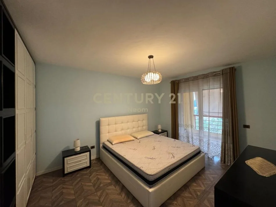 Tirane, jepet me qera apartament 2+1+Ballkon Kati 4, 112 m² 1.000 € (Liqeni i Thate)