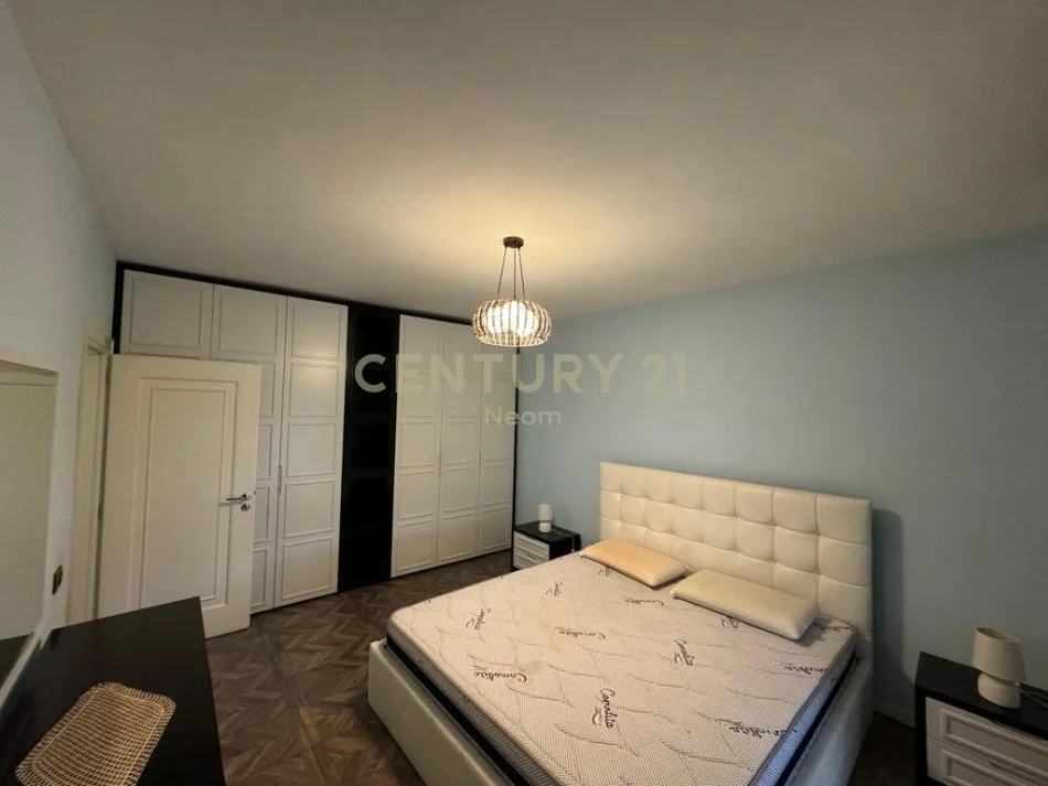 Tirane, jepet me qera apartament 2+1+Ballkon Kati 4, 112 m² 1.000 € (Liqeni i Thate)