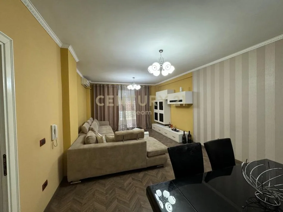 Tirane, jepet me qera apartament 2+1+Aneks+Ballkon Kati 4, 112 m² 1.000 € (Neom116041)