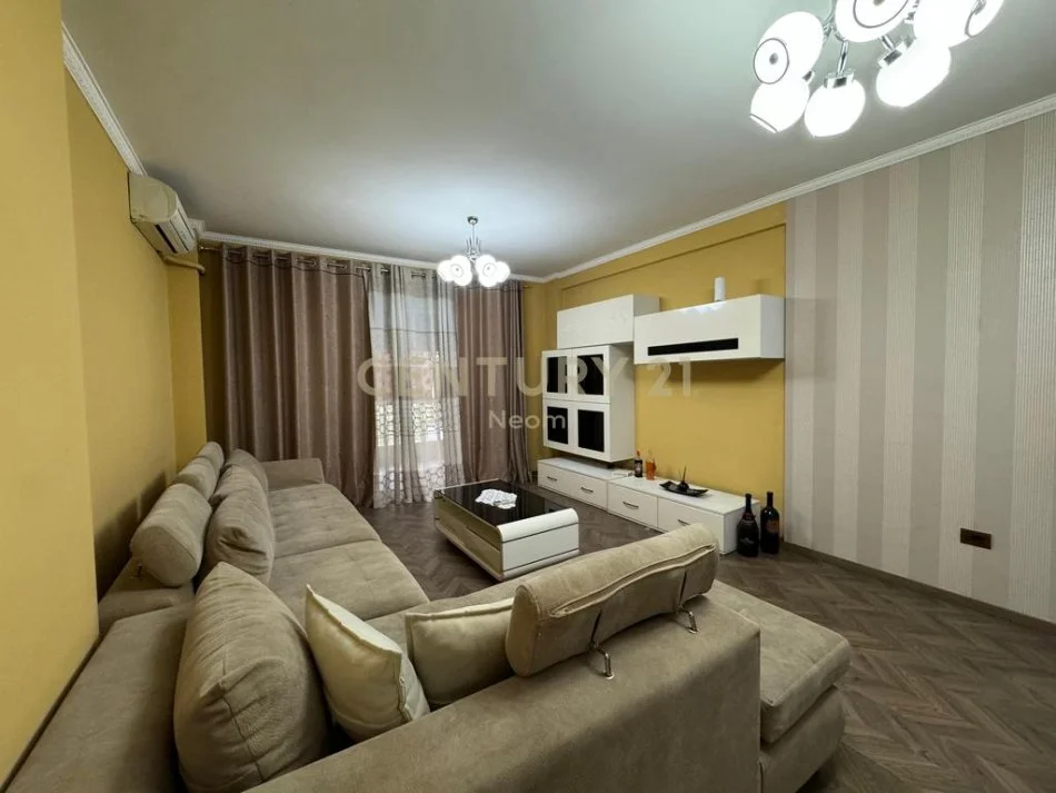 Tirane, jepet me qera apartament 2+1+Aneks+Ballkon Kati 4, 112 m² 1.000 € (Neom116041)