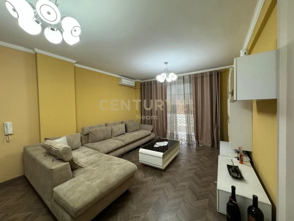 Tirane, jepet me qera apartament 2+1+Aneks+Ballkon Kati 4, 112 m² 1.000 € (Neom116041)