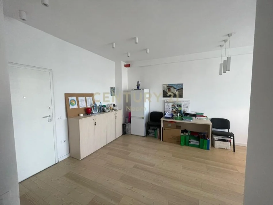 Tirane, jap me qera zyre , 75 m² 600 € (Komuna e Parisit)